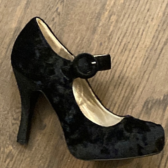 New Black Velvet Platform Heels    Size 7 - Picture 9 of 9